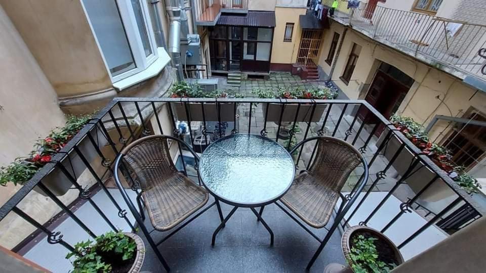 3 Room Apartments , Rohatyntsyv Street Лвив Екстериор снимка
